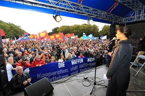Mit Regenbogenfahnen und weißen Tauben auf blauem Grund haben am 08. Oktober in Berlin über 8000 Menschen gegen Krieg und Hochrüstung demonstriert.