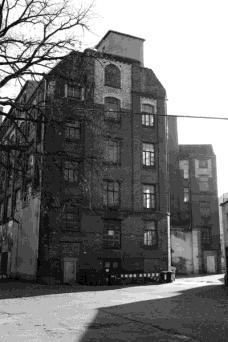 Weltkrieges wurde das Wohnhaus und ein Teil der Fabrik durch Bomben zerstört und danach abgerissen. Erhalten blieb nur der 4- geschossige Fabrikbau mit einem notdürftig errichteten Dach.