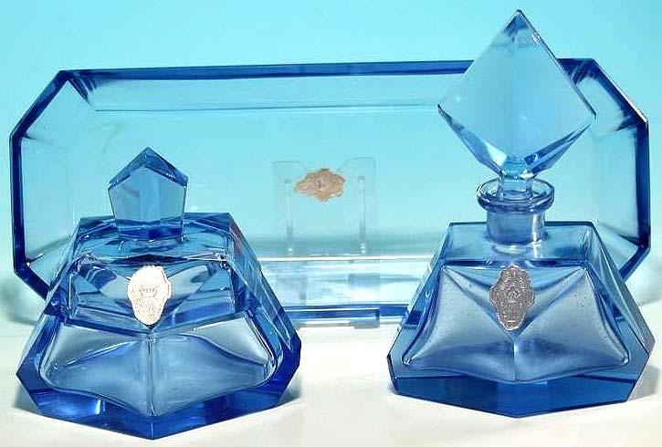 de: Toilettenset Landeskronen Kristall 1930er Jahre, Los 6056 (2014-07); Allseitig geschliffenes hellblaues Glas.