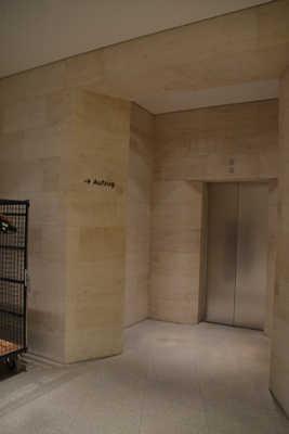 der Ecke des Fahrkorbs bis zum ersten Befehlsgeber (mittig) ist: 100 cm Aufzug im