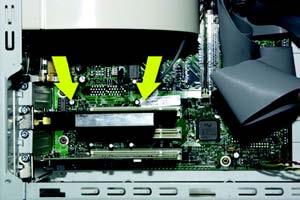 Berühren Sie nicht die Kontakte am Computer oder am Adapter. (Die Kontakte am Computer befinden sich innerhalb des PCI-Steckplatzes.