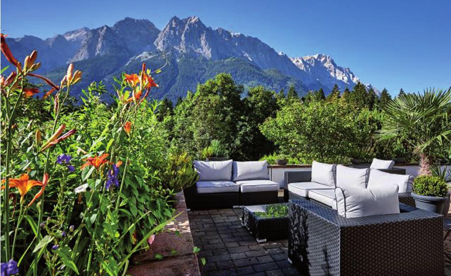 Die Auszeit in den Bergen Das Romantik Alpenhotel Waxenstein in Grainau bei Garmisch- Partenkirchen liegt eingebettet in das großartige Panorama der Zugspitze.
