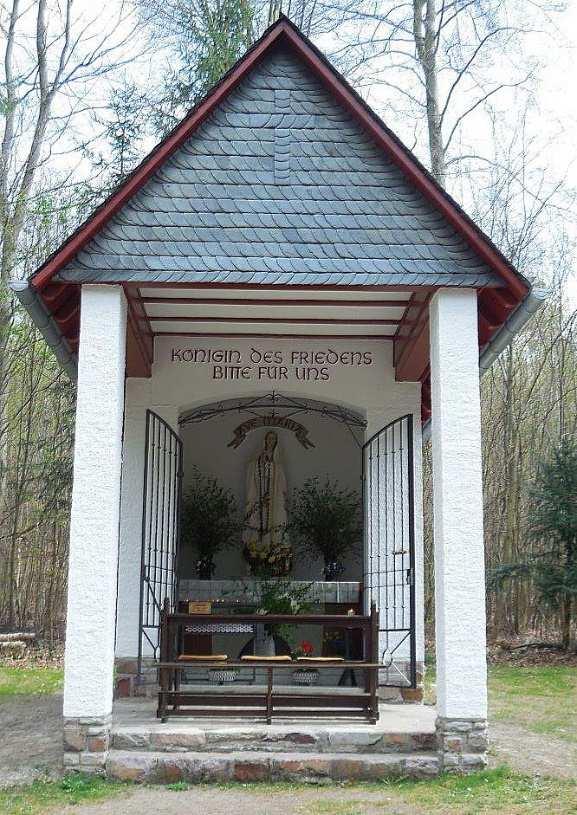 FATIMAKAPELLE KISSELBACH ERSTRAHLT IN NEUEM GLANZ Rechtzeitig zur Eröffnung des Marienmonats Mai wurden die Renovierungsarbeiten an der Waldkapelle in Kisselbach abgeschlossen.