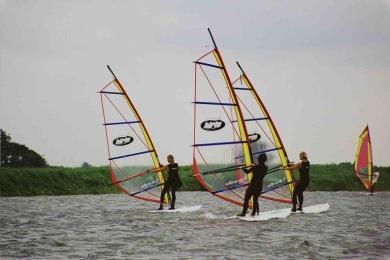 Windsurfen lernen und Lehren lernen Windsurfing-Aktivitäten in der Schule
