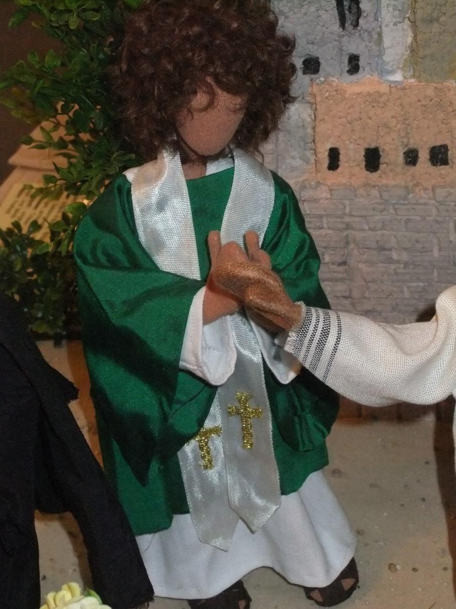 MAT 171 Messgewand für einen Katholischen Priester (siehe Bild) Der katholische Priester trägt eine Stola aus weißem Satinband