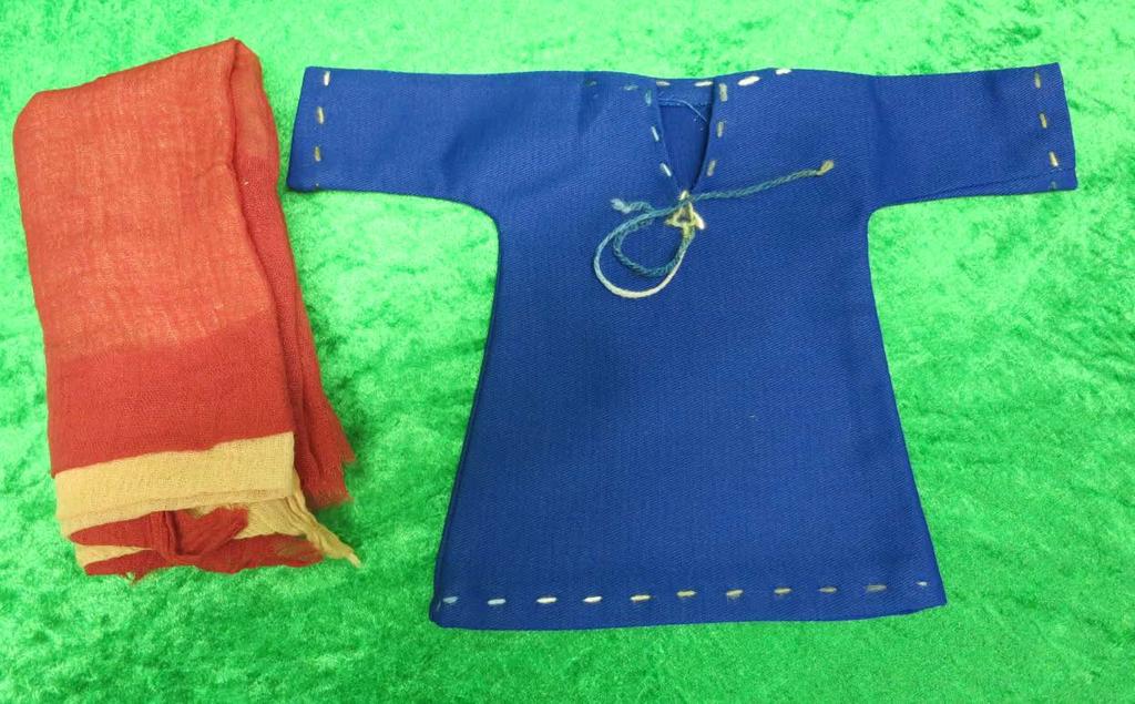 MAT 465 Bekleidungsset: Blaues Frauenkleid mit Handstichen plus Doppelschleier 28-iger Figur" (Biblische Erzählfigur) Das Bekleidungsset im Detail: o blaues Kleid, Saum- und Ärmelkanten sowie der