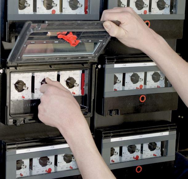 I Ex-Schalt- und Verteileranlagen I Betätigungsklappen Über Betätigungsklappen, die im Gehäusedeckel integriert sind, können Schalter und Relais ohne Öffnen der Gehäuse betätigt werden.
