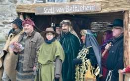 Das war der Schwarzenbacher Advent 2015 VomHirtenpunschbis Adventsstübchen An der Kirche stand der Stall von Bethlehem.