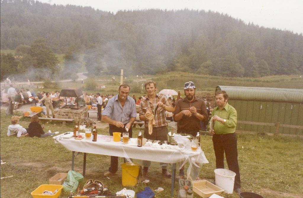 Erstes Fischerfest Schon im Jahre 1977 wurde das erste, damals eintägige Fischerfest mit einem Hegefischen durchgeführt. Das angesetzte Fest fiel beinahe buchstäblich ins Wasser.