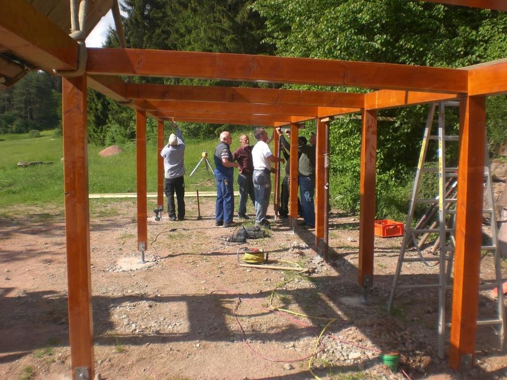 Baumaßnahme: Errichten eines Unterstandes neben der Hütte (2011) Der Wunsch nach mehr Schattenfläche von Wanderern und Gruppen, die den Grillplatz gerne nutzen, wurde an den Angelverein herangetragen.