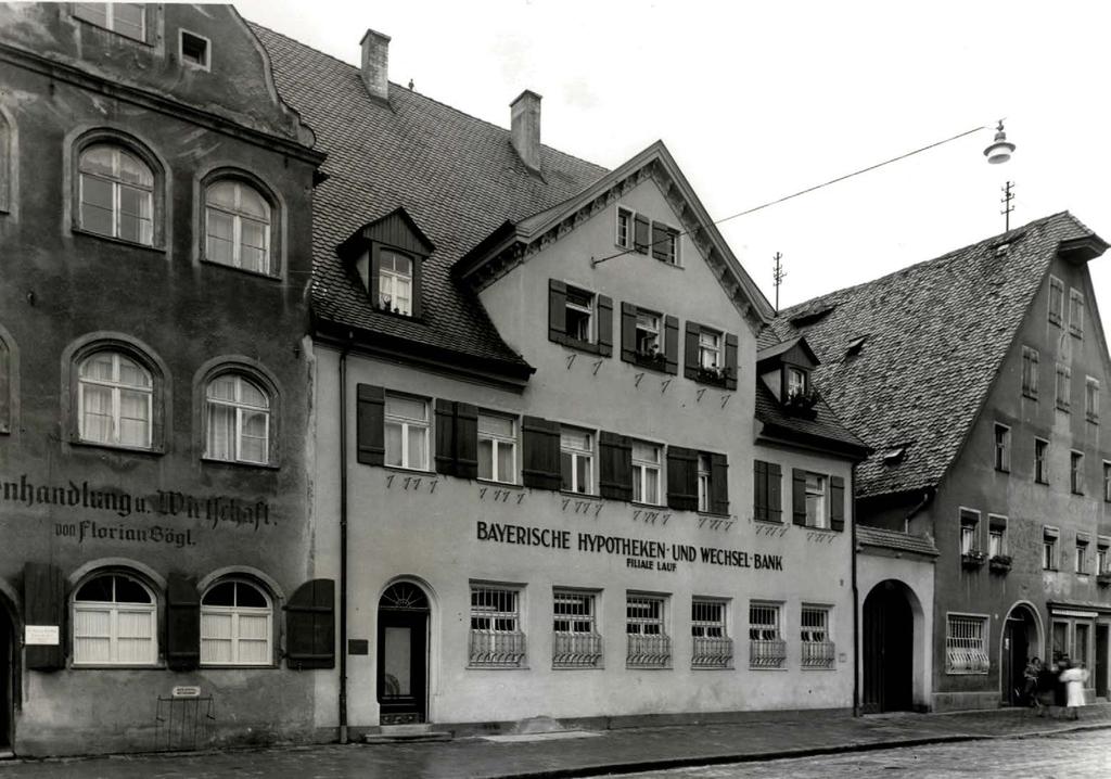 Geschichte der HypoVereinsbank Filiale Lauf a. d. Pegnitz 5 1919 bekam die Depositenkasse Lauf den Status einer Filiale und hatte die Zweigstellen in Hersbruck, in Schnaittach und Röthenbach mitzuverwalten.