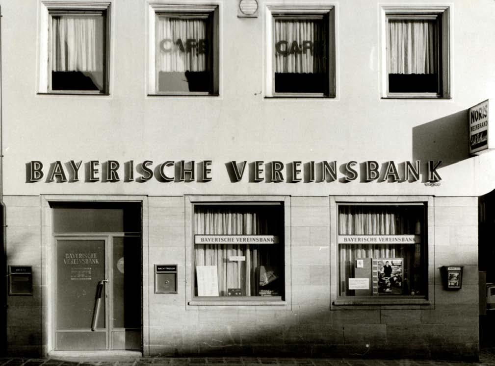 November 1977 zu lesen, dass die BV zur Abwicklung des gesamten Kassenverkehrs Schalter-Terminals mit Bildschirmen einsetze, die direkt mit dem zentralen Rechen zentrum in München verbunden sind.