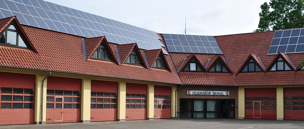 Feuerwehrgerätehäuser Brakel: 2012 Erneuerung der Heizungsanlage, Einbau von Gasbrennwerttechnik. Das Dach des Feuerwehrgerätehauses wird seit einigen Jahren für die Fotovoltaiknutzung vermietet.