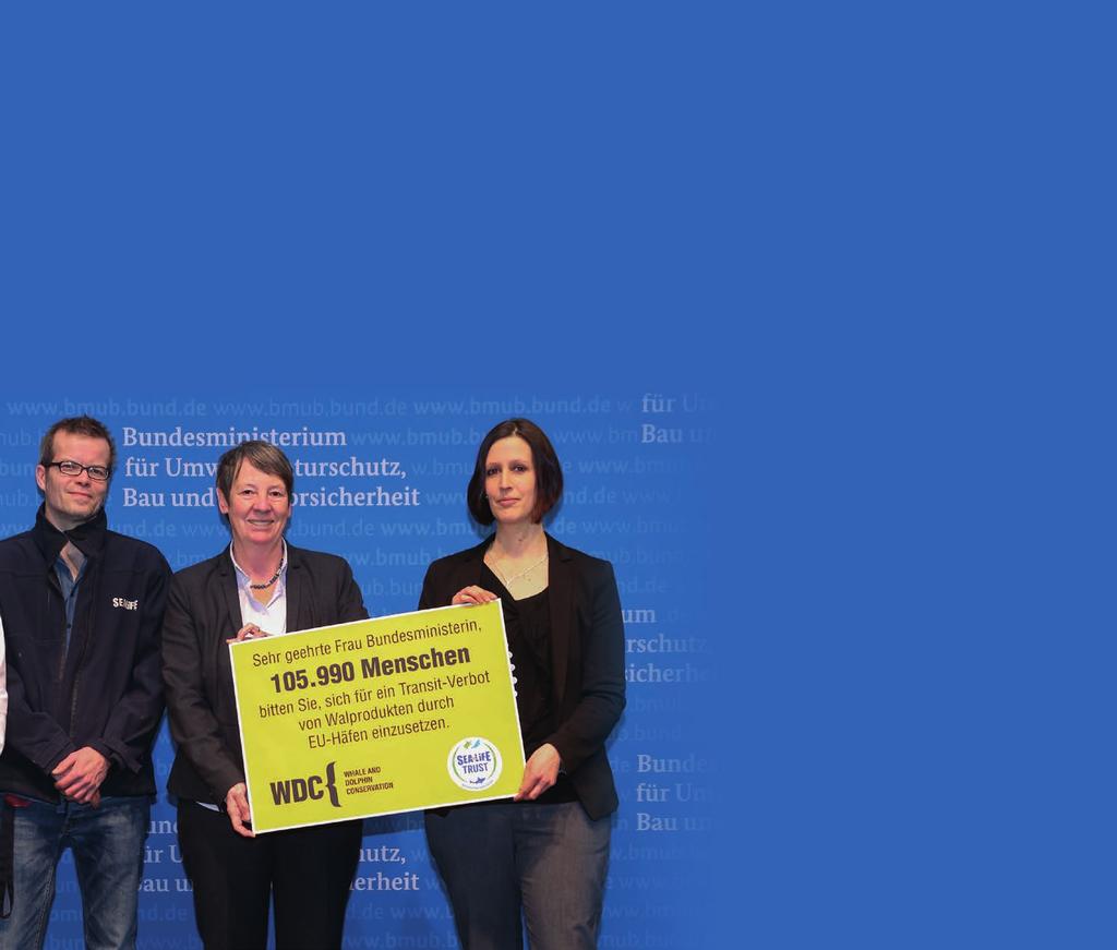 WDC im Einsatz für EIN ENDE DES WALFANGS Im Januar 2016 übergibt WDC mehr als 100.000 Unterschriften an Bundesumweltministerin Barbara Hendricks in Berlin.