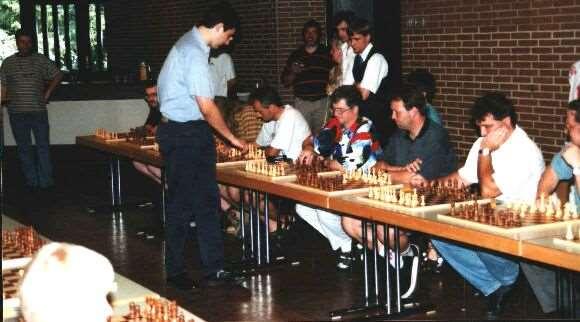 1999 -- Der (spätere) Weltmeister kommt zu Besuch Aufgrund persönlicher Beziehungen eines unserer Mitglieder konnte der damalige Weltklassespieler und spätere Schachweltmeister Wladimir