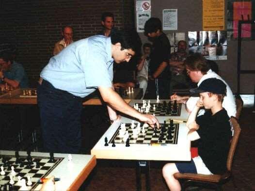 Die auf 20 Teilnehmer begrenzten Plätze für das Simultanturnier wurden bevorzugt unter Maintaler Schachspielern vergeben.