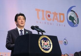 Abschließende Sitzung Gemeinsame Pressekonferenz Überblick über die einzelnen Sitzungen Bild: Premierminister Abe bei seiner Grundsatzrede während der Eröffnungssitzung (Foto: Cabinet Public