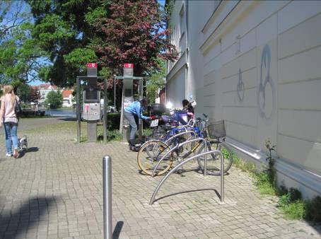 Bezirksamt abgestellten Fahrrädern und an den Gebäudenutzungen bzw. Einrichtungen in der Altstadt.