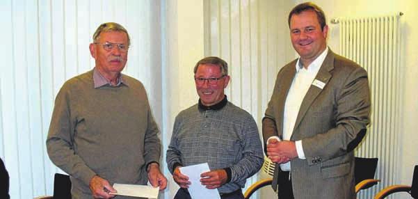 14 Dr. Merlin Franke (rechts) dankte Peter Gregor vom TSV Bienenbüttel und Axel Holst vom SoVD Bienenbüttel.