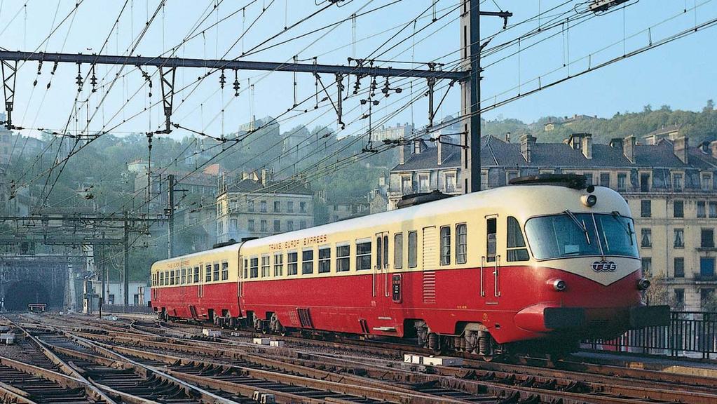 VORBILD & MODELL TEE - TRIEBWAGEN DER FS Neun lahme Enten Zum Start des TEE - Netzes 1957 beschafften die Italienischen Staatsbahnen FS die Dieseltriebwagen ALn TEE 442/448.