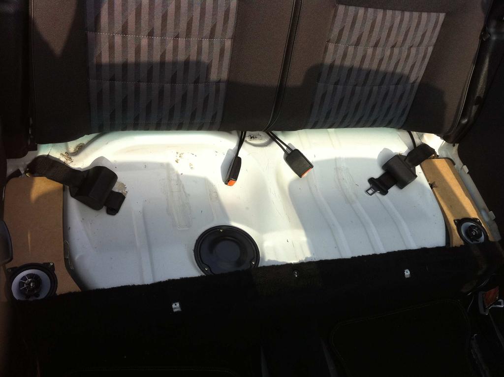 Unsichtbare Lautsprecher im Fond des Golf 1 Cabrio Version 0.
