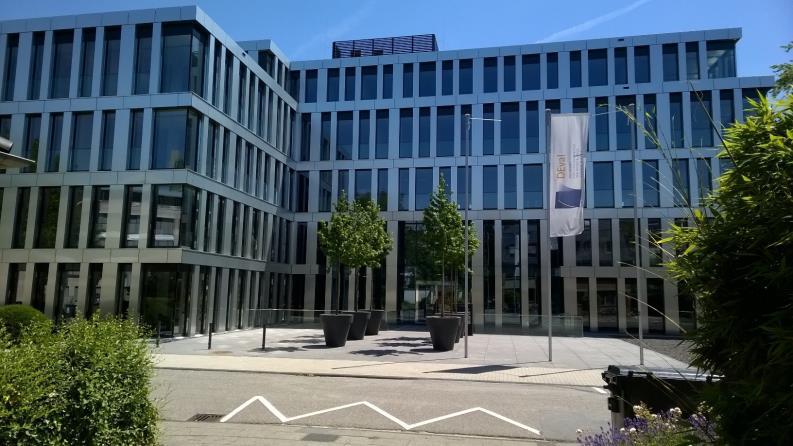 Das Deutsche Evaluierungs-Institut für Entwicklungs-Zusammenarbeit Der kurze Name ist DEval. Das DEval ist in Bonn.