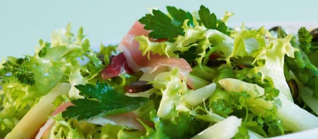 Spargel-Kräuter-Salat mit Landrauchschinken für 4 Personen 500 g Spargeln weiss 500 g Spargeln grün Salz 1 EL Butter 1 Teelöffel Zucker 1. Von beiden Spargelsorten die Enden um 1/3 kürzen.