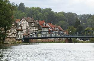 Mit dem Floß passierten wir die idyllische Fuldaaue. Vom Wasser aus grüßte uns die Fachwerk- Häuserzeile von Rotenburg.