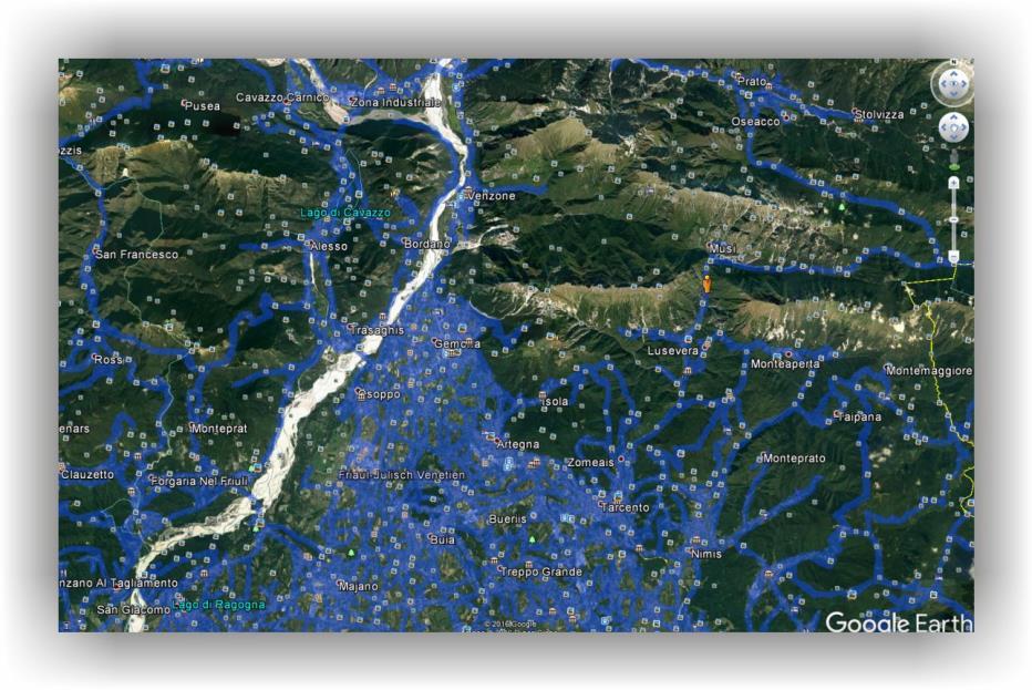 PS: die blauen Linien zeigen dir WO das Google Auto unterwegs war, den nur hier FUNKTIONIERT das Google Earth - ein plus gibt es trotzdem noch, nämlich die 3D Städte zb.