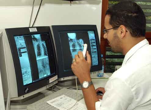 AKH-RADIOLOGIE 13 Das Leistungsspektrum der AKh-Radiologie reicht von Röntgenuntersuchungen über Ultraschall-, Computertomografie (CT)- und Magnetresonanz (MR)-Diagnostik bis hin zu minimal invasiven