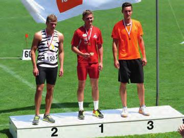 LEICHT ATHLETIK IBL-Meisterschaften in Dornbirn: Der jugendliche Lukas Kuhn bei der Siegerehrung als Drittplatzierter über 100m bei den Aktiven Mit 2 Silbermedaillen wurde Laurin Lichtmess in der