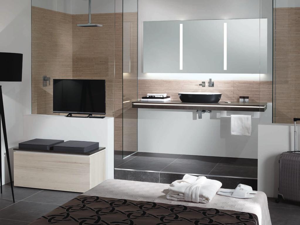 Der variable Lichtspiegel Reflection unterstützt die Präsenz durch die optimal gesetzten Lichtpaneele direkt über dem Waschbecken.