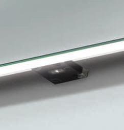 Die Platte am Waschplatz oder die eines Schrankmoduls kann reduziert ohne oder atmosphärisch mit LED-Beleuchtung gewählt werden.