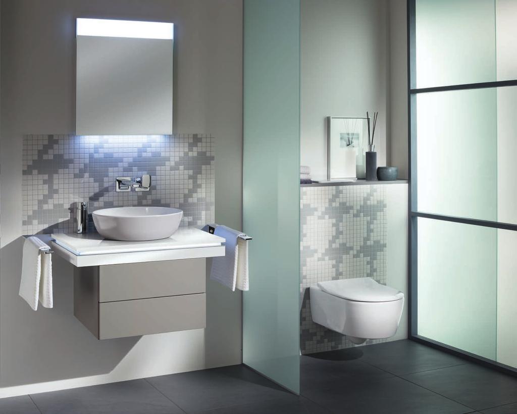 Der Waschplatz in Steingrau bringt neutrale Leichtigkeit und wird ins rechte Licht gerückt von einem Reflection 50 Lichtspiegel mit frei wählbarer Farbtemperatur.