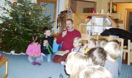 Kita Lagesbüttel Besuch aus der Nikolauskirche Am 4. 12. 2015 bekamen die Kinder der DRK-Kindertagesstätte Lagesbüttel Besuch von Pastor Mehlin aus der St. Nikolauskirche. Er erzählte den Kindern die Geschichte vom Hl.