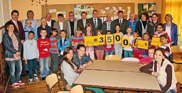 Aus der Gemeinde Integrationsmaßnahme: Der Lions Club Madonnenland überreichte Spende in Höhe von 3500 Euro für Asylbewerberkinder Mit einem kräftigen Guten Morgen empfingen die Flüchtlingskinder die