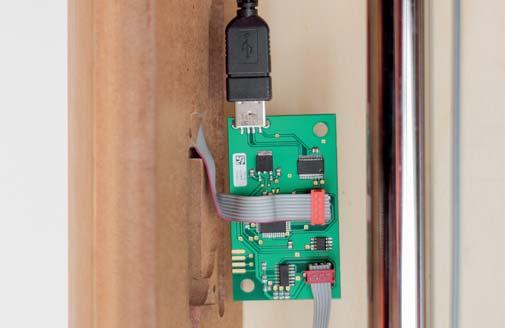 Plug in the red 8-pin-plug (1) onto the main electronic board. Make sure the plug is the right way round.