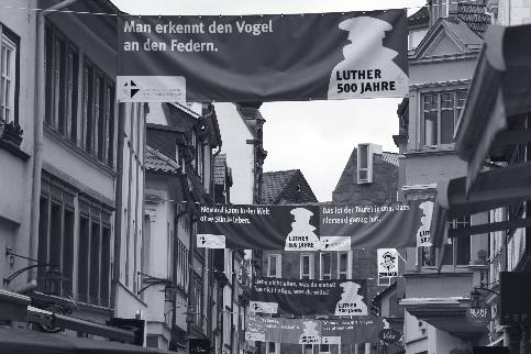 AKTUELL Hingucker in der Fußgängerzone in Eisenach: Banner mit Luther-Motiven.