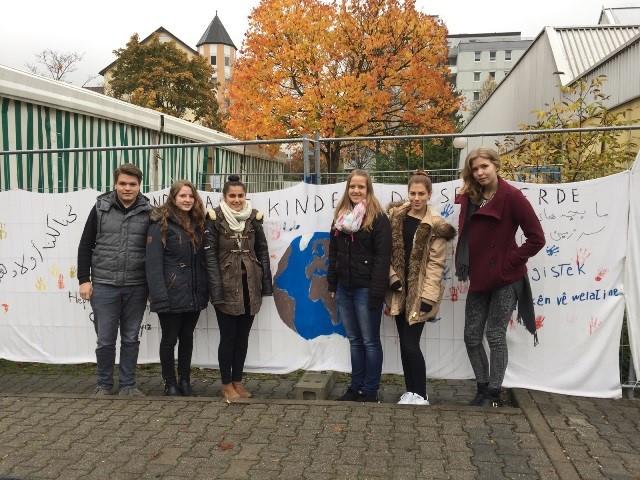 Emil-von-Behring-Schule Geislingen/Steige FLU CHTLINGE IN DER WO LKHALLE Schülerinnen der Emil-von-Behring-Schule sehen Chancen durch Flüchtlingsunterkunft in der Wölkhalle Seit nun mehr als zwei