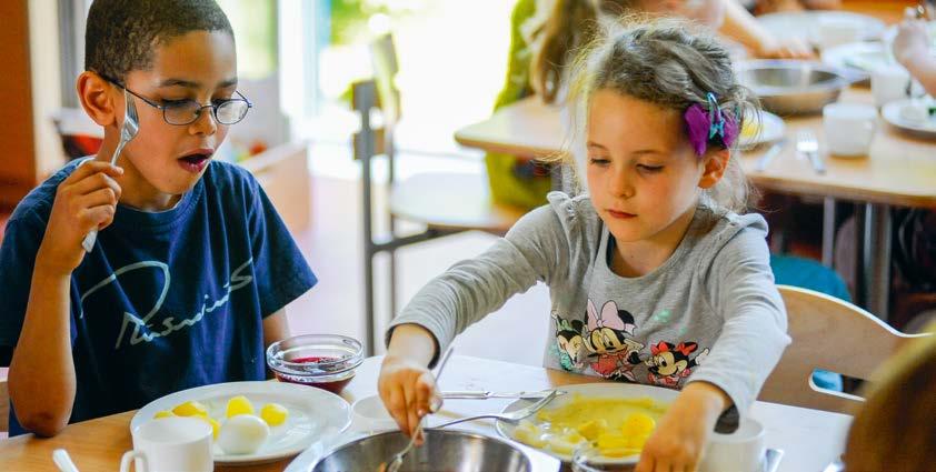 Das schmeckt mit allen Sinnen genießen Wir kochen selbst. Und das schmeckt den Kindern. Genauso wie die entspannte Essenssituation, wo unsere Kinder in Ruhe gemeinsam essen.