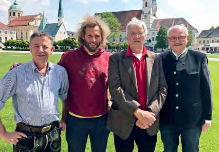 Juni 2017 Stadtblatt Altötting Seite 27 Von links nach rechts: Stofferl Well, Toninho Dingl, Gerhard Polt und Erster Bürgermeister Herbert Hofauer.