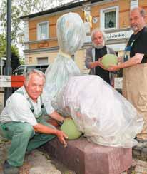 Sie bereiteten in der vergangenen Woche den Platz für die neue Skulptur vor. Der Kappesbauer von Manni Hallen wurde am Sonntag bei der Jubiläumsfeier zum 25-Jährigen des Heimatvereins enthüllt.