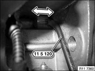 Motor an der Zentralschraube drehen und das Schwungrad mit dem Spezialwerkzeug 11 5 120 in der Zünd-OT-Stellung Zylinder 1 fixieren.