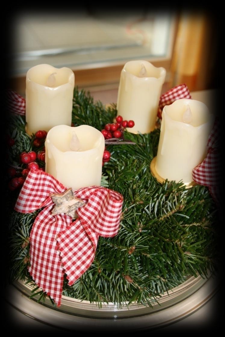 Vier Kerzen Eine Kerze für den Frieden, die wir brauchen, weil der Streit nicht ruht. Für den Tag voll Traurigkeiten eine Kerze für den Mut.