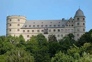 1/2012 Am 23. März fuhren die Löwenklasse und Klasse 3 zur Wewelsburg nach Büren. Dort erlebten sie eine Führung von Agnes durch die Burg.