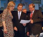 Westerwelle erinnerte an den Wahlabend 2005, bei dem sich Gerhard Schröder eine Abfuhr geholt hatte, und an Hessen, wo die