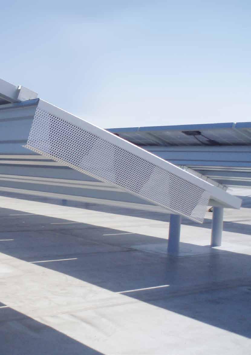 ec ar Das TRAtec Solar-Montagesystem präsentiert sich als optimale Lösung, um PV-Module auf flach geneigten Dächern sicher und effektiv zu installieren.