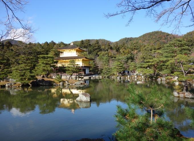 Kyoto begeistert mit einer Vielzahl von Tempel und Schreinen, wobei meiner Meinung nach nicht der goldene Pavillion-Tempel Kinkaku-ji sondern der buddhistische Tempel Kiyomizudera herausragt.