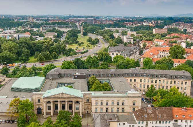 Die Geschichte vom Leineschloss Im Leine-Schloss ist der Niedersächsische Landtag. Deshalb heißt das Leine-Schloss auch: Parlaments-Gebäude. Im Parlament arbeiten Politiker.