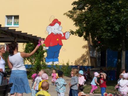 Hausordnung Krippe und Kindergarten Liebe Eltern, wir begrüßen Sie und Ihr Kind ganz herzlich in unserem Potsdamer FRÖBEL-Kindergarten BENJAMIN BLÜMCHEN, der sich im grünen Gartenstadtteil Drewitz